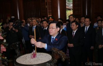 Chủ tịch Quốc hội dâng hương tưởng niệm Chủ tịch Hồ Chí Minh tại Khu di tích Kim Liên, Nghệ An