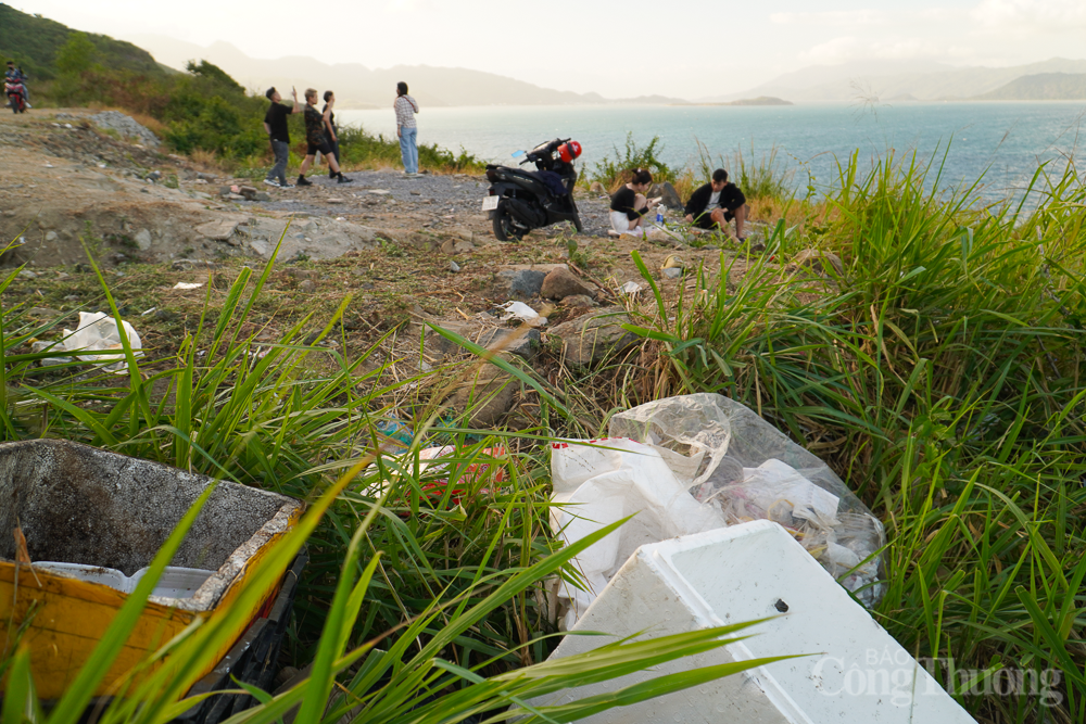 Bất chấp biển cấm, chui rào ra vực đèo ở Nha Trang chụp ảnh