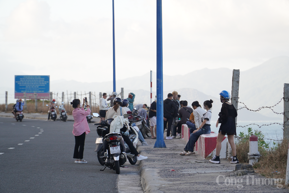 Bất chấp biển cảnh báo, chui rào ra vực đèo ở Nha Trang chụp ảnh Bất chấp biển cảnh báo, chui rào ra vực đèo ở Nha Trang chụp ảnh