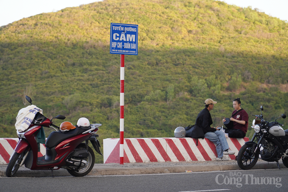 Bất chấp biển cảnh báo, chui rào ra vực đèo ở Nha Trang chụp ảnh Bất chấp biển cảnh báo, chui rào ra vực đèo ở Nha Trang chụp ảnh