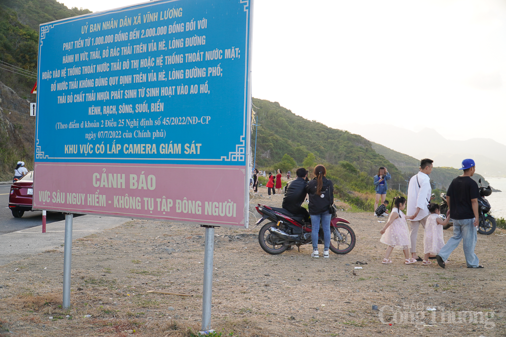 Bất chấp biển cảnh báo, chui rào ra vực đèo ở Nha Trang chụp ảnh Bất chấp biển cảnh báo, chui rào ra vực đèo ở Nha Trang chụp ảnh