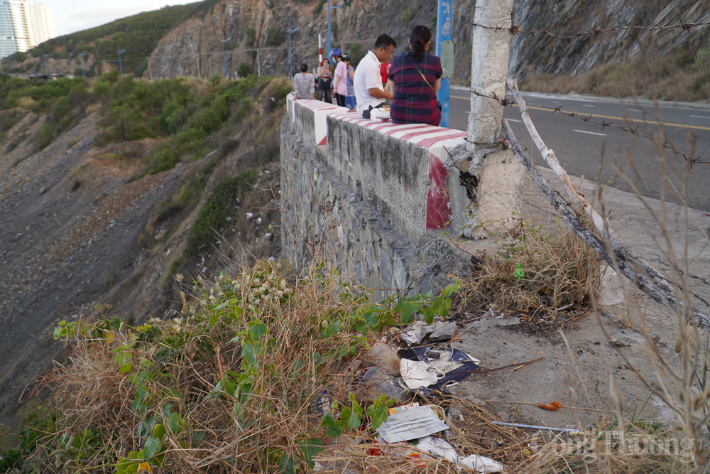 Bất chấp biển cảnh báo, chui rào ra vực đèo ở Nha Trang chụp ảnh Bất chấp biển cảnh báo, chui rào ra vực đèo ở Nha Trang chụp ảnh