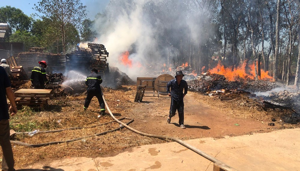 Nhiều người dân và lực lượng chức năng tham gia chữa cháy Nhiều người dân và lực lượng chức năng tham gia chữa cháy