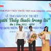 Tác giả Cao Thùy Giang nhận giải Ba cuộc thi viết &amp;quot;Người thầy thuốc trong tôi&amp;quot; lần thứ hai. (Ảnh: PV/Vietnam+)