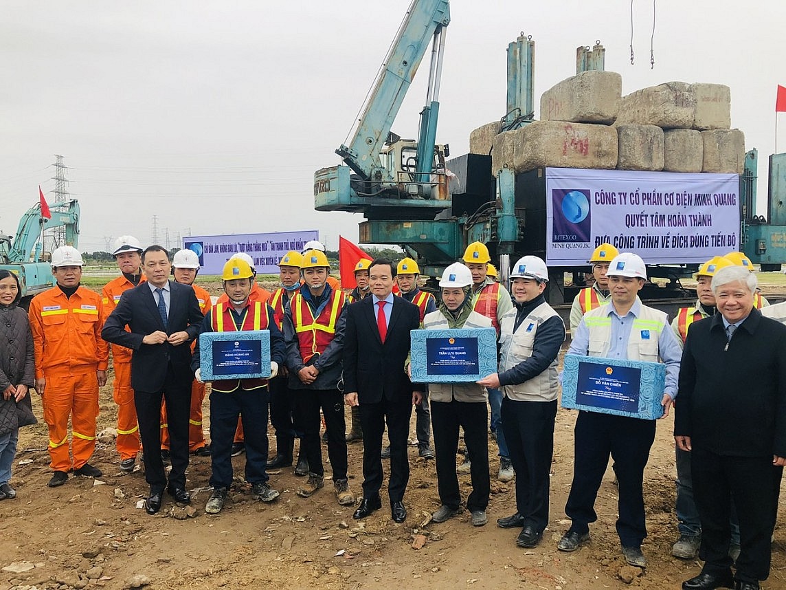 Chính thức phát động thi đua "5 nhất" 120 ngày đêm về đích Dự án đường dây 500kV mạch 3 Chính thức phát động thi đua "5 nhất" 120 ngày đêm về đích Dự án đường dây 500kV mạch 3