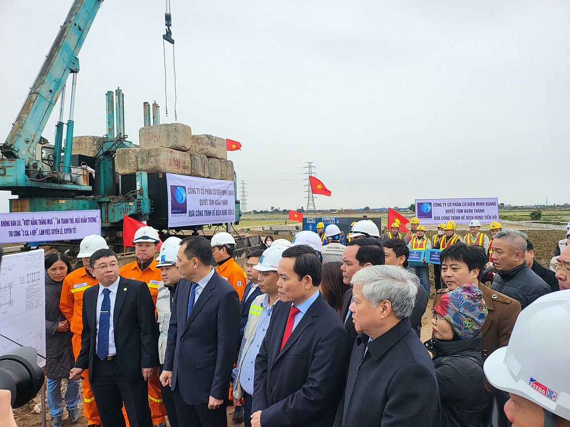 Chính thức phát động thi đua "5 nhất" 120 ngày đêm về đích Dự án đường dây 500kV mạch 3 Chính thức phát động thi đua "5 nhất" 120 ngày đêm về đích Dự án đường dây 500kV mạch 3