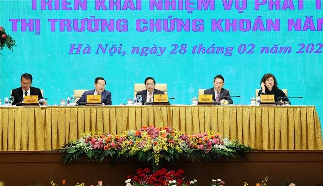 Thủ tướng chủ trì Hội nghị triển khai nhiệm vụ phát triển thị trường chứng khoán năm 2024 Thủ tướng chủ trì Hội nghị triển khai nhiệm vụ phát triển thị trường chứng khoán năm 2024