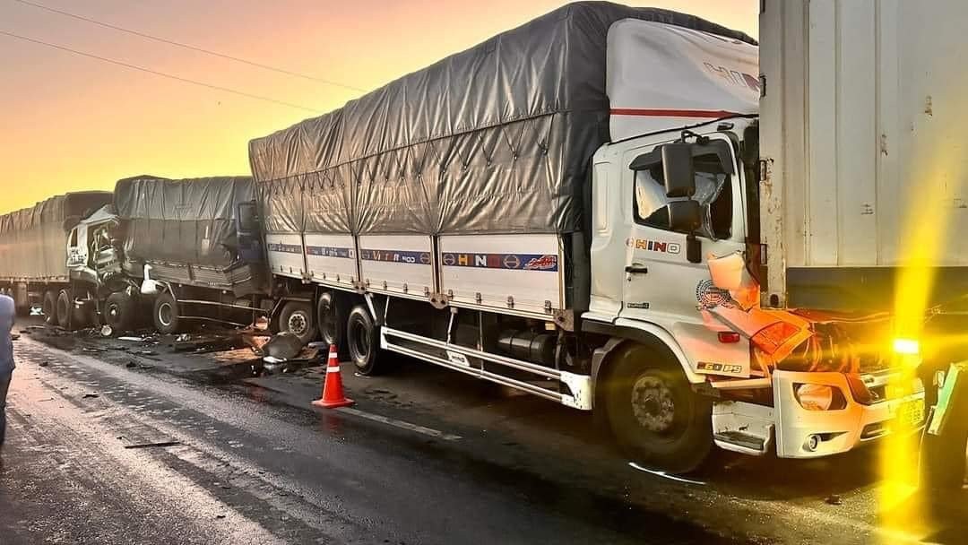 Vụ tai nạn giao thông liên hoàn giữa 4 ô tô tải trên cao tốc Phan Thiết – Vĩnh Hảo Vụ tai nạn giao thông liên hoàn giữa 4 ô tô tải trên cao tốc Phan Thiết – Vĩnh Hảo