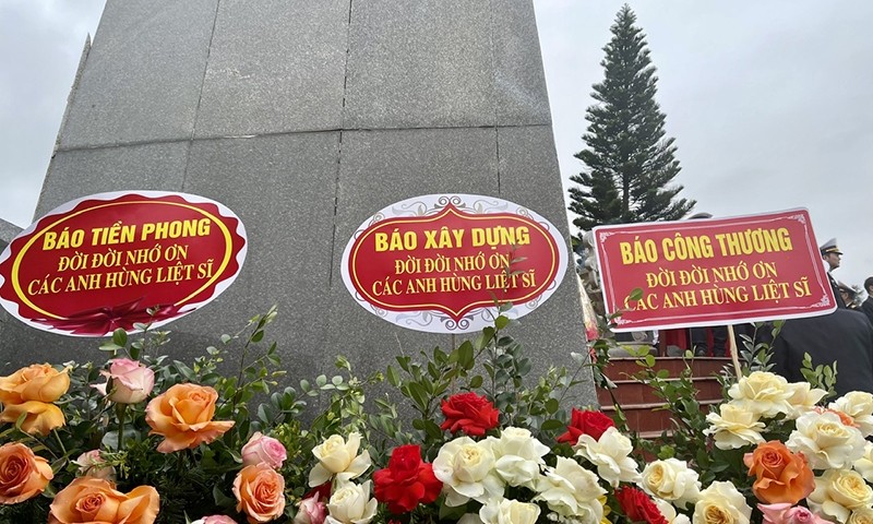 Dâng hương tưởng niệm các anh hùng liệt sỹ của Đoàn tàu không số