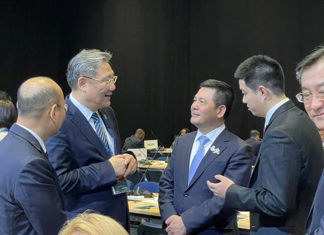 Hai Bộ trưởng và câu chuyện viết chung về thúc đẩy hợp tác thương mại Việt-Trung Hai Bộ trưởng và câu chuyện viết chung về thúc đẩy hợp tác thương mại Việt-Trung