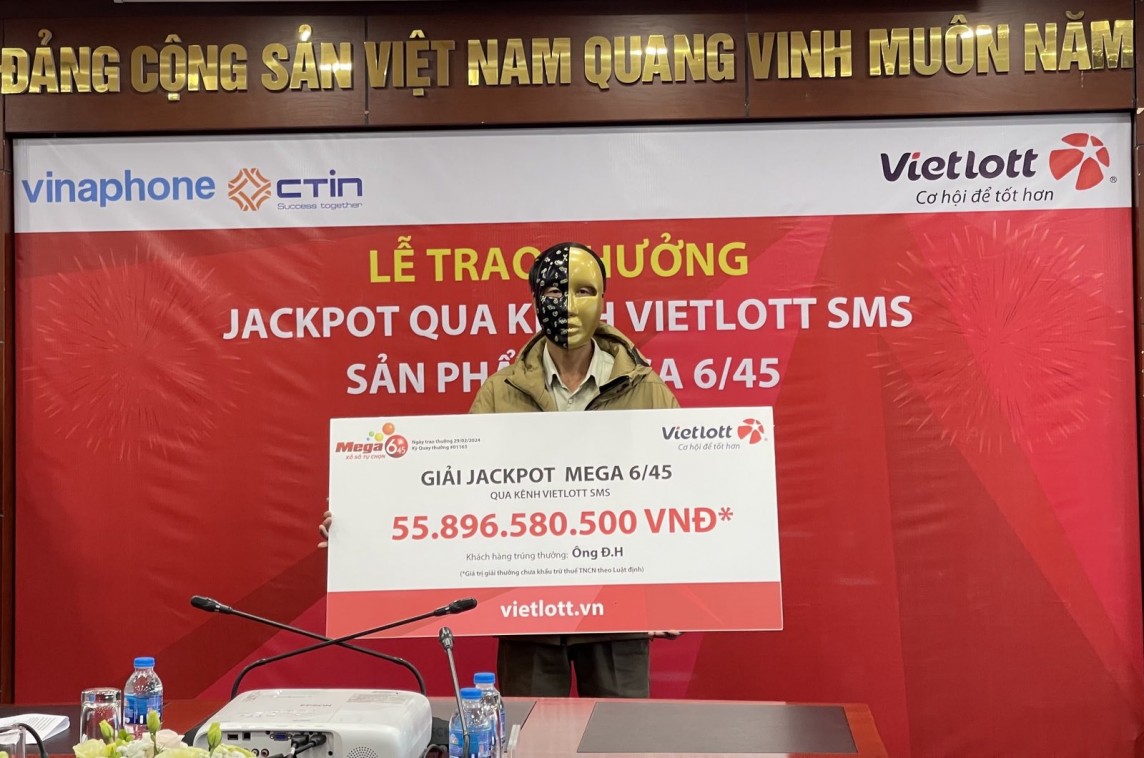 Hai người đàn ông vừa được trao thưởng Jackpot Vietlott nói gì? Hai người đàn ông vừa được trao thưởng Jackpot Vietlott nói gì?