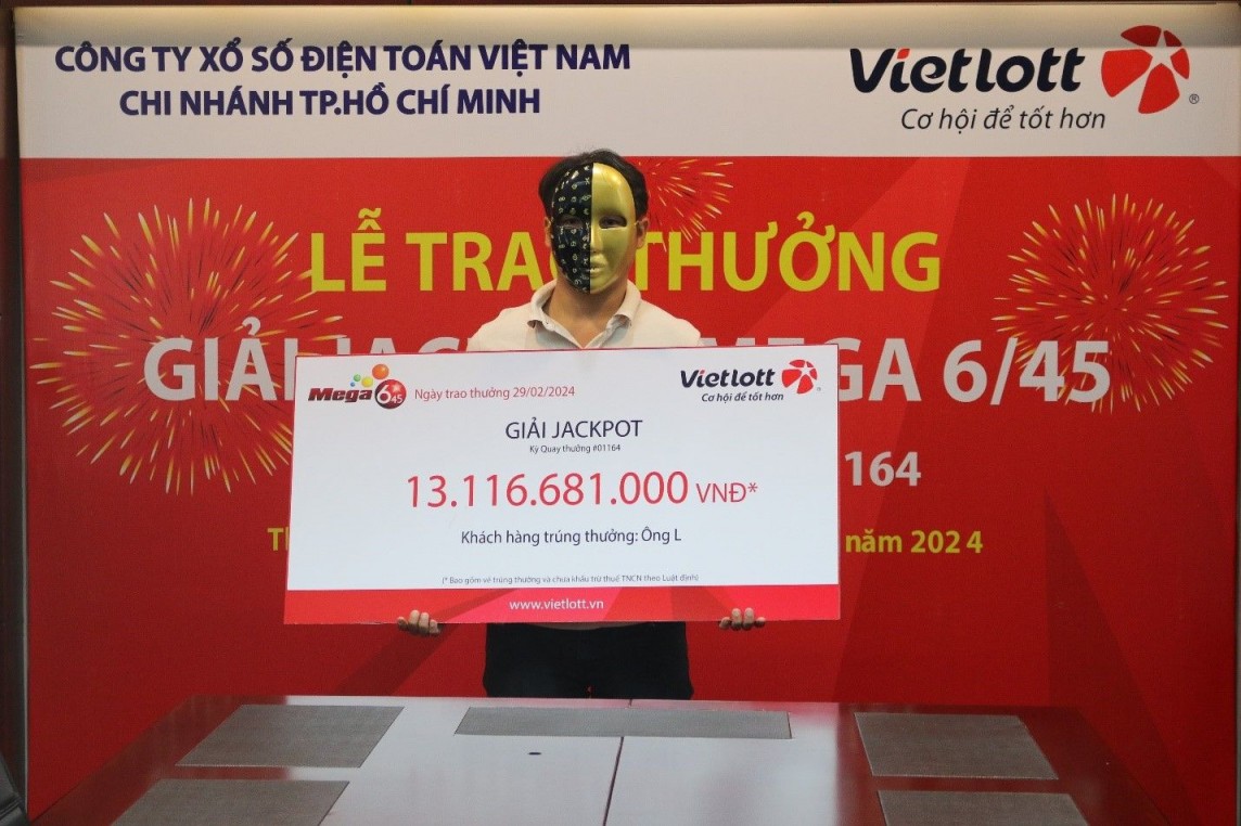 Hai người đàn ông vừa được trao thưởng Jackpot Vietlott nói gì? Hai người đàn ông vừa được trao thưởng Jackpot Vietlott nói gì?