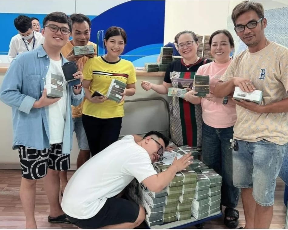 Hình ảnh gia đình chị Thanh bên xe tiền lan truyền khắp mạng xã hội Hình ảnh gia đình chị Thanh bên xe tiền lan truyền khắp mạng xã hội