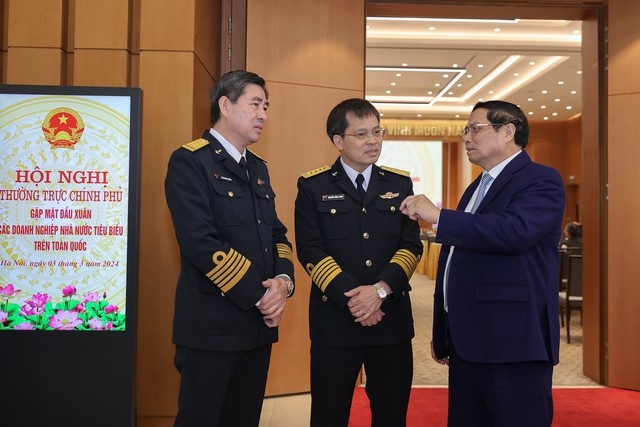 Thủ tướng trao đổi với lãnh đạo Tân Cảng Sài Gòn - Ảnh: baochinhphu.vn Thủ tướng trao đổi với lãnh đạo Tân Cảng Sài Gòn - Ảnh: baochinhphu.vn