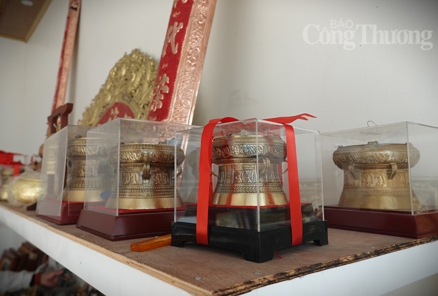Xem nghệ nhân Nguyễn Bá Châu "thổi hồn" vào trống đồng Xem nghệ nhân Nguyễn Bá Châu "thổi hồn" vào trống đồng