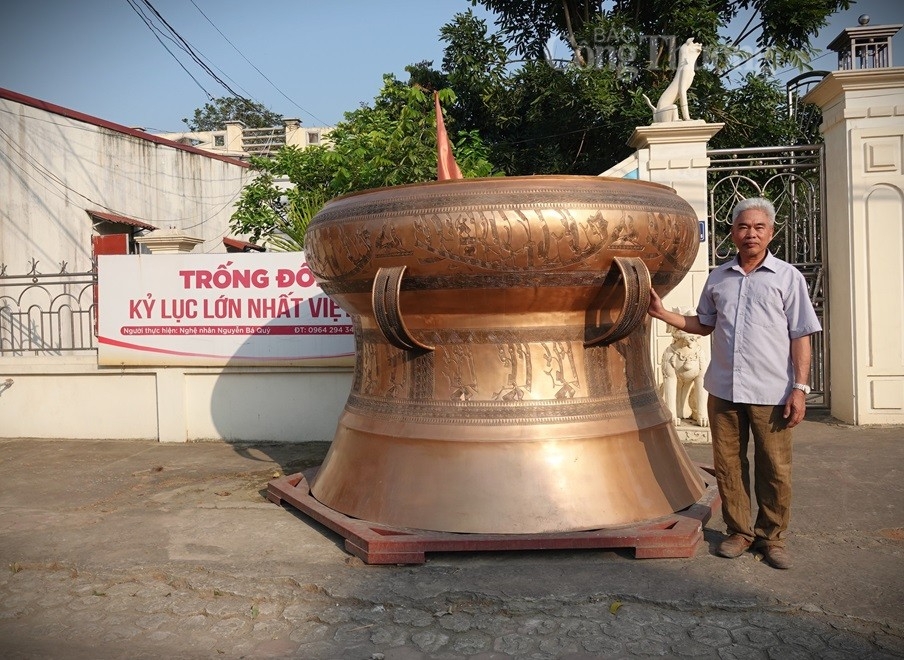 Xem nghệ nhân Nguyễn Bá Châu "thổi hồn" vào trống đồng Xem nghệ nhân Nguyễn Bá Châu "thổi hồn" vào trống đồng