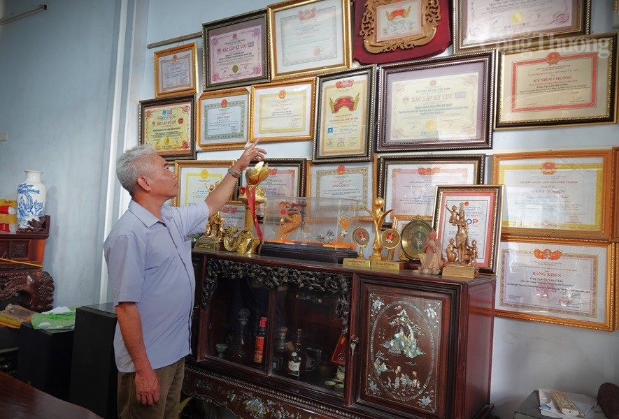 Xem nghệ nhân Nguyễn Bá Châu "thổi hồn" vào trống đồng Xem nghệ nhân Nguyễn Bá Châu "thổi hồn" vào trống đồng