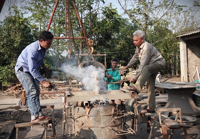 Xem nghệ nhân Nguyễn Bá Châu "thổi hồn" vào trống đồng Xem nghệ nhân Nguyễn Bá Châu "thổi hồn" vào trống đồng