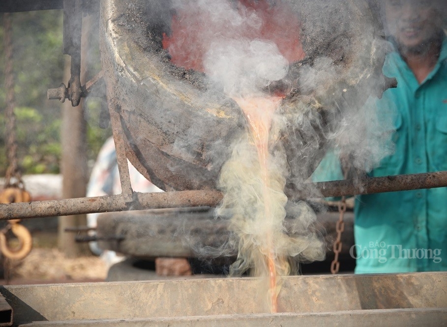 Xem nghệ nhân Nguyễn Bá Châu "thổi hồn" vào trống đồng Xem nghệ nhân Nguyễn Bá Châu "thổi hồn" vào trống đồng