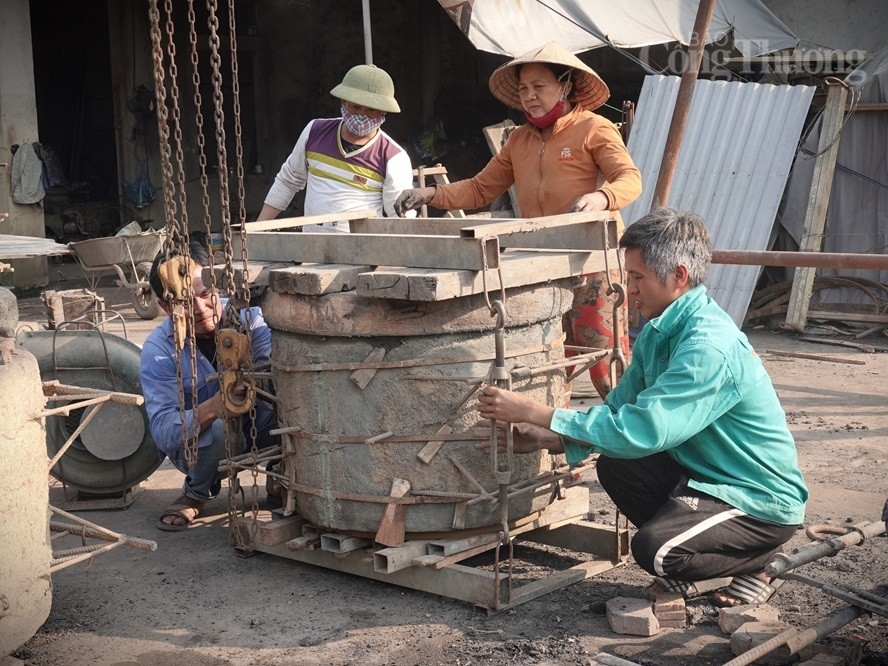 Xem nghệ nhân Nguyễn Bá Châu "thổi hồn" vào trống đồng Xem nghệ nhân Nguyễn Bá Châu "thổi hồn" vào trống đồng