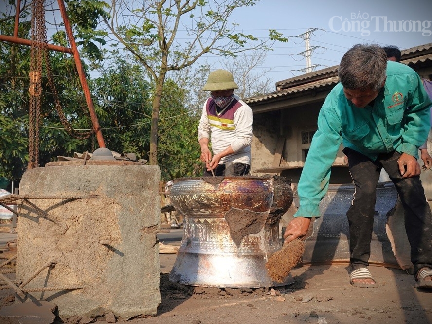 Xem nghệ nhân Nguyễn Bá Châu "thổi hồn" vào trống đồng Xem nghệ nhân Nguyễn Bá Châu "thổi hồn" vào trống đồng