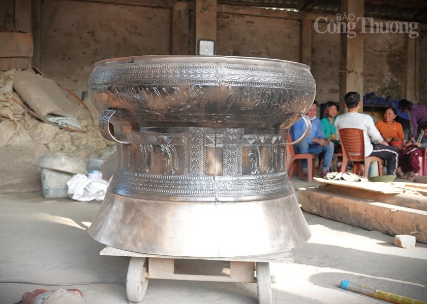 Xem nghệ nhân Nguyễn Bá Châu "thổi hồn" vào trống đồng Xem nghệ nhân Nguyễn Bá Châu "thổi hồn" vào trống đồng