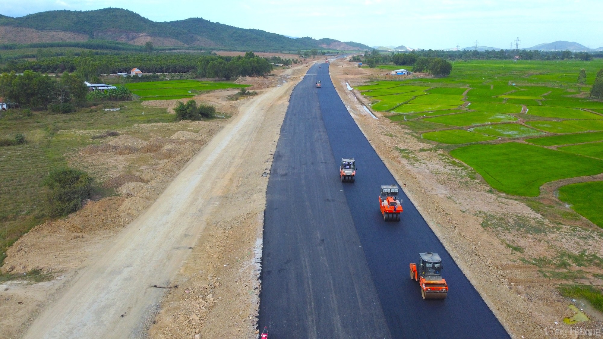 Hối hả trên công trường cao tốc Vân Phong - Nha Trang