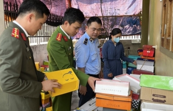 Nghệ An: Xử phạt cơ sở kinh doanh giày dép không rõ nguồn gốc xuất xứ