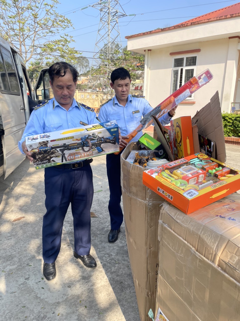 Lạng Sơn: Phát hiện, tạm giữ gần 1.400 sản phẩm nhập lậu không rõ nguồn gốc xuất xứ Lạng Sơn: Phát hiện, tạm giữ gần 1.400 sản phẩm nhập lậu không rõ nguồn gốc xuất xứ