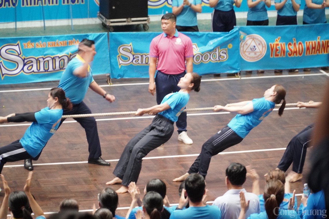 Hồi hộp phần thi xe đạp chậm của nữ cán bộ công nhân lao động ngành Yến sào. Hồi hộp phần thi xe đạp chậm của nữ cán bộ công nhân lao động ngành Yến sào.