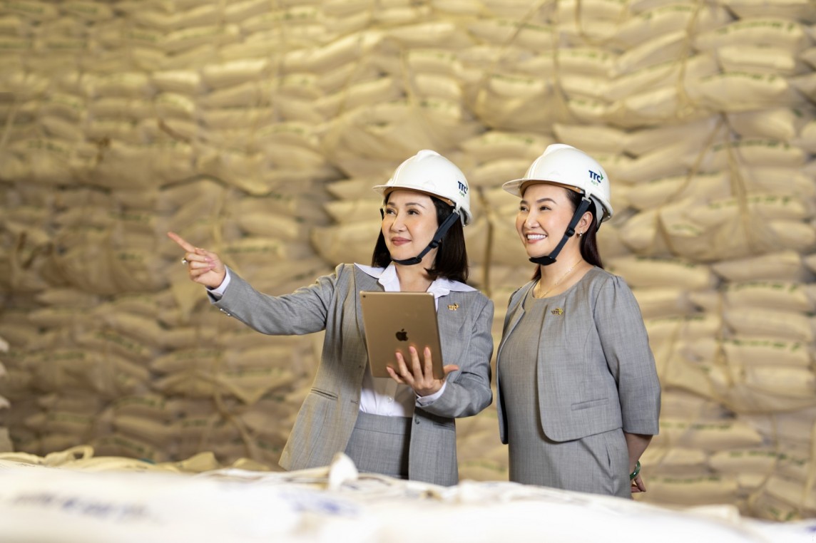 Bà Huỳnh Bích Ngọc - Chủ tịch TTC AgriS (bên trái) cùng con gái Đặng Huỳnh Ức My - Phó Chủ tịch TTC AgriS (bên phải): Từ sức mạnh tình thân đến nội lực của hai thế hệ nữ lãnh đạo tiên phong đổi mới nền nông nghiệp hiện đại quốc gia. Bà Huỳnh Bích Ngọc - Chủ tịch TTC AgriS (bên trái) cùng con gái Đặng Huỳnh Ức My - Phó Chủ tịch TTC AgriS (bên phải): Từ sức mạnh tình thân đến nội lực của hai thế hệ nữ lãnh đạo tiên phong đổi mới nền nông nghiệp hiện đại quốc gia.