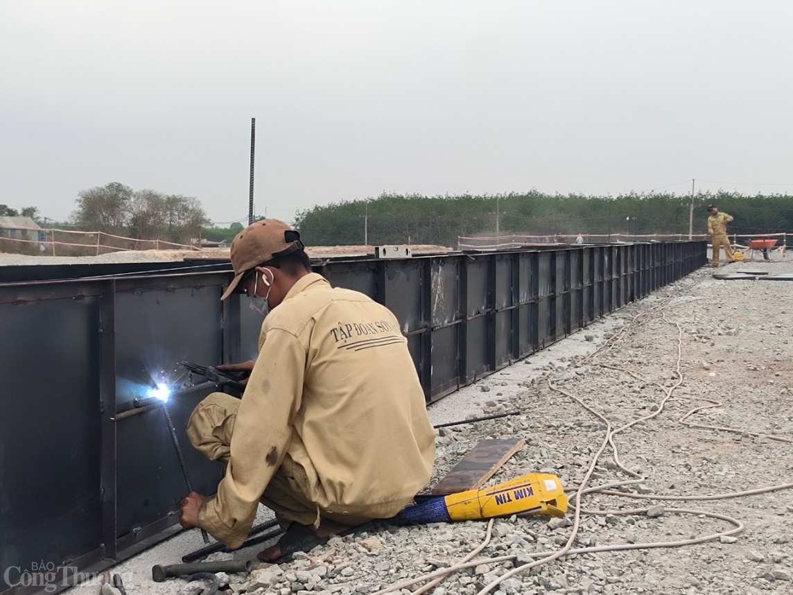 Công ty TNHH Tập đoàn Sơn Hải thi công tại điểm đầu dự án thành phần 3 cao tốc Biên Hòa - Vũng Tàu.