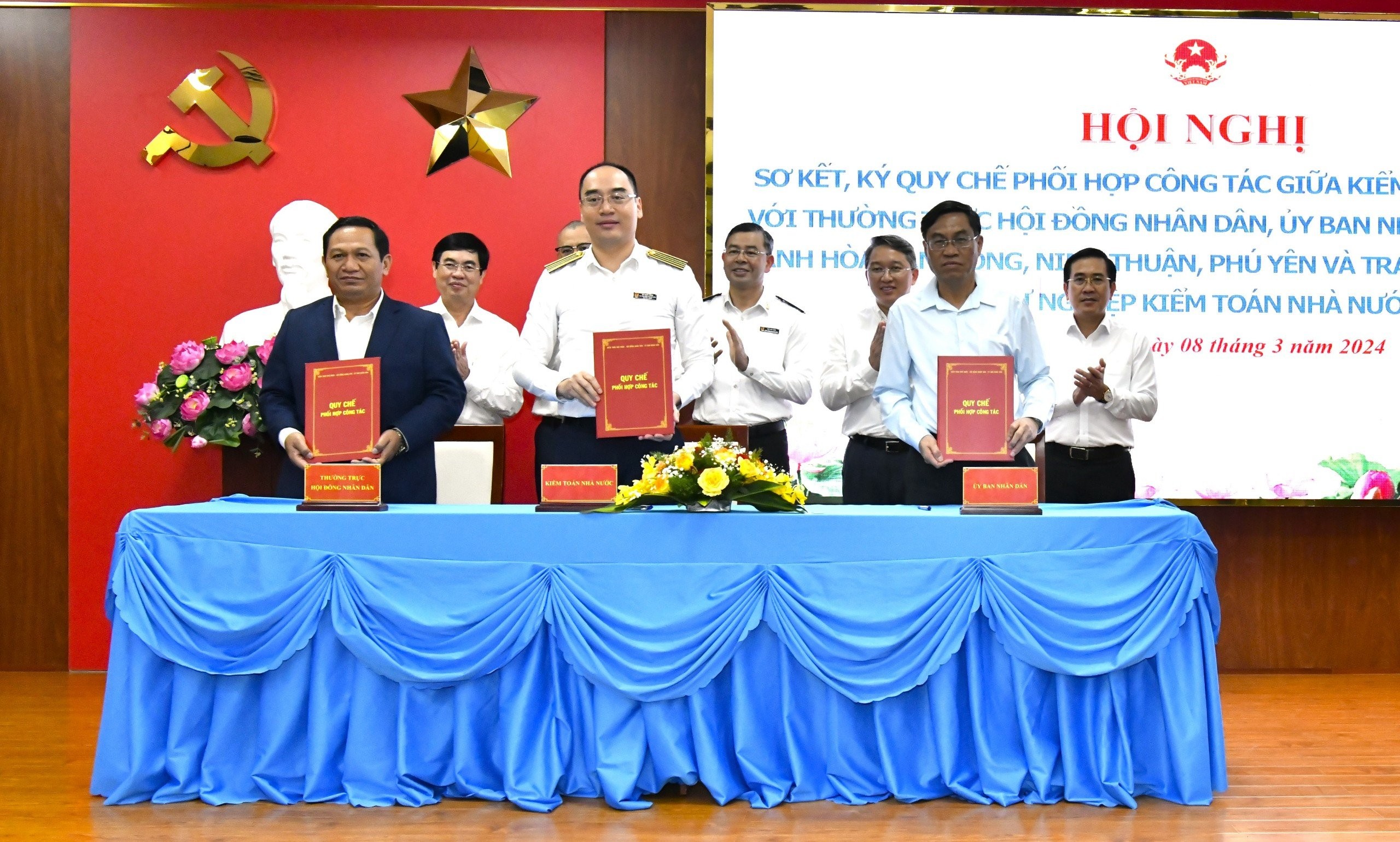 Phó Tổng Kiểm toán nhà nước Bùi Quốc Dũng thay mặt KTNN ký Quy chế phối hợp với Thường trực HĐND, UBND các tỉnh. Ảnh: T.X Phó Tổng Kiểm toán nhà nước Bùi Quốc Dũng thay mặt KTNN ký Quy chế phối hợp với Thường trực HĐND, UBND các tỉnh. Ảnh: T.X