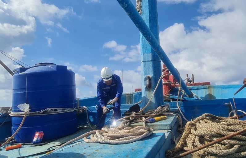 Trung tâm DVHC-KT đảo Trường Sa sửa chữa thành công sự cố tàu cá BTh95929TS. Ảnh: Trung tâm DVHC-KT đảo Trường Sa sửa chữa thành công sự cố tàu cá BTh95929TS. Ảnh: