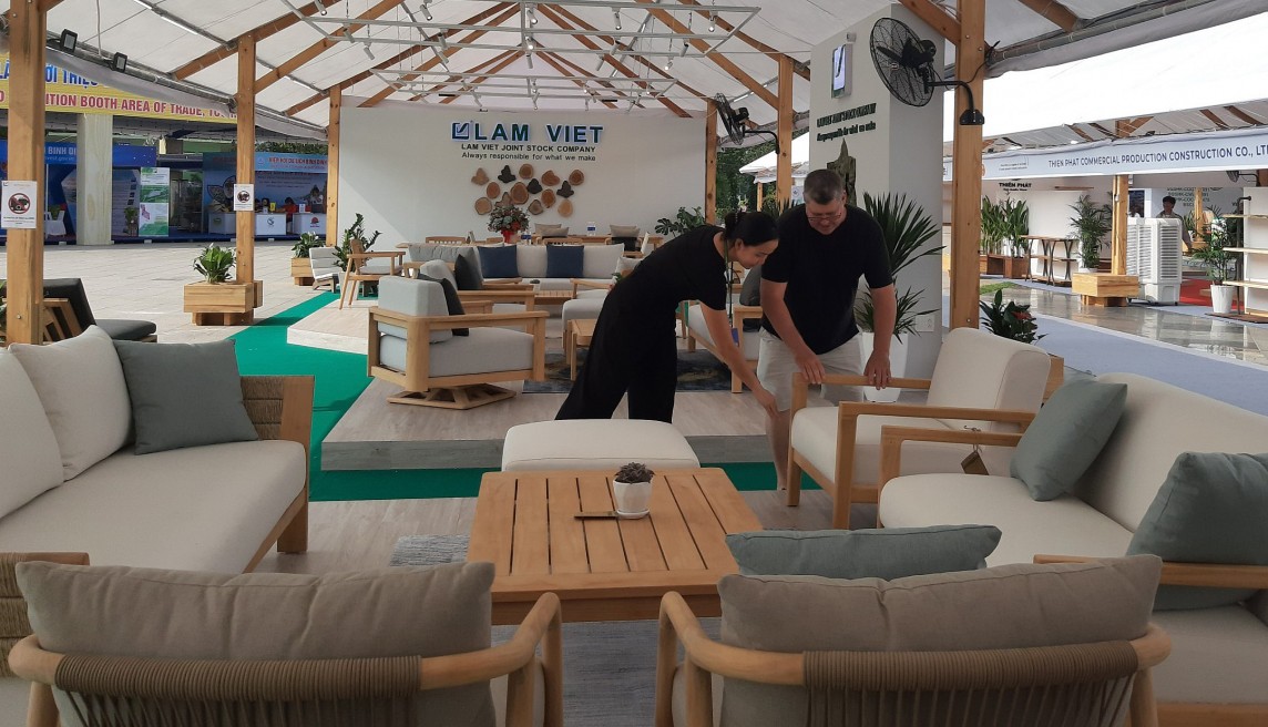 Khách hàng tham quan gian hàng tại Hội chợ Khách hàng tham quan gian hàng tại Hội chợ