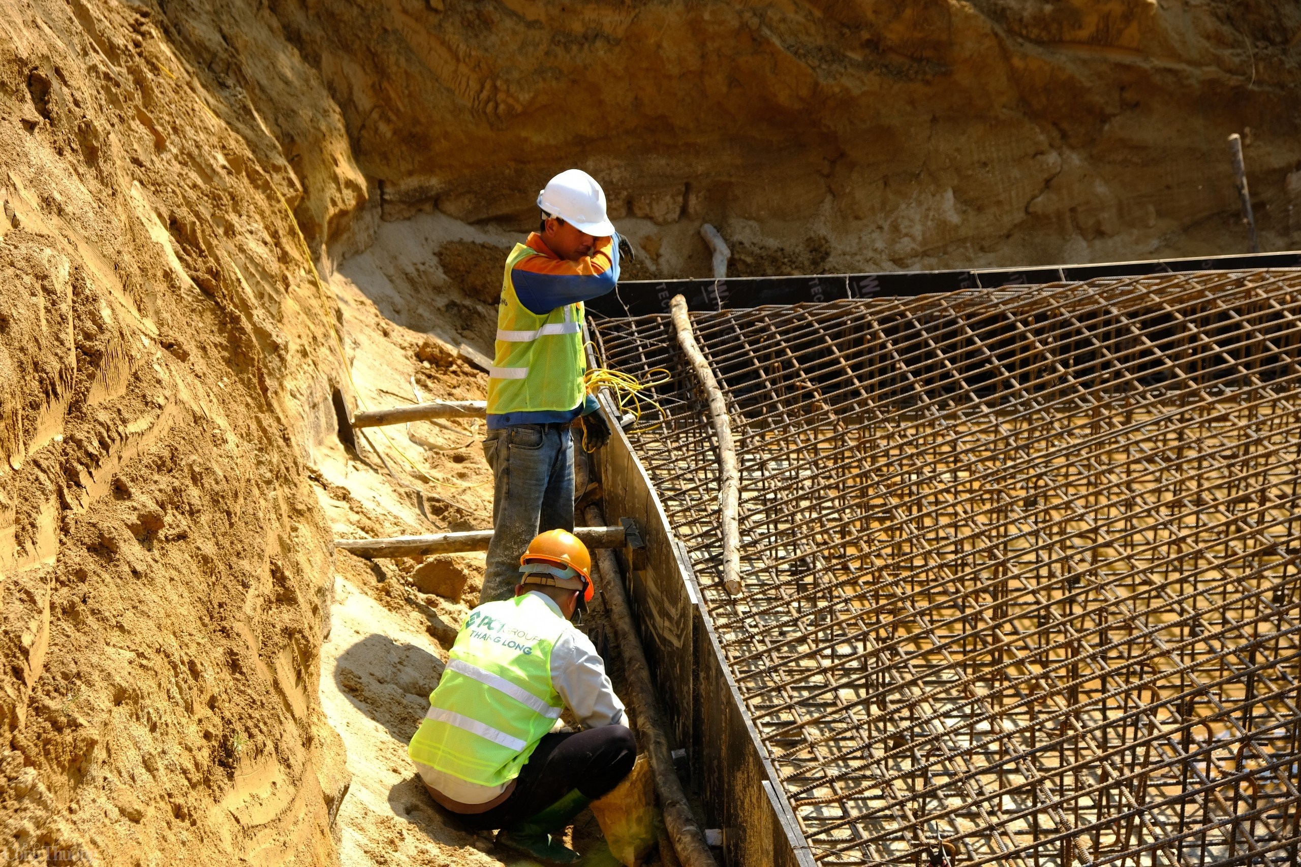 “3 ca 4 kíp, vượt nắng thắng mưa” ngày đêm thi công đường dây 500kV mạch 3