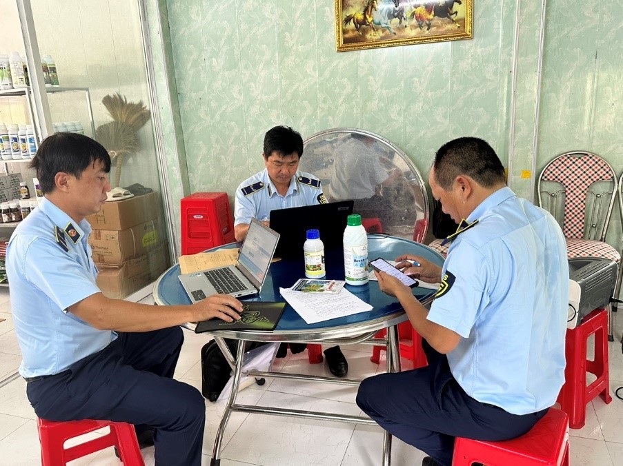 An Giang: Phát hiện gần 3.700 sản phẩm thuốc bảo vệ thực vật vi phạm An Giang: Phát hiện gần 3.700 sản phẩm thuốc bảo vệ thực vật vi phạm