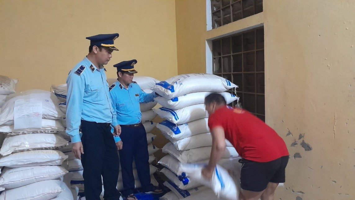 Quảng Trị: Xử phạt vi phạm hành chính, tịch thu, buộc tiêu hủy hàng hóa hơn 2,3 tỷ đồng Quảng Trị: Xử phạt vi phạm hành chính, tịch thu, buộc tiêu hủy hàng hóa hơn 2,3 tỷ đồng