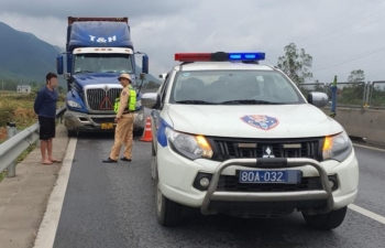 Xe container đi vào đường cấm, đâm xe tuần tra của Cảnh sát giao thông