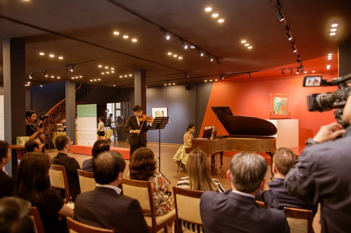 triển lãm “Nguyễn Tư Nghiêm - Đối thoại với nhạc cổ điển phương Tây” với màn biểu diễn song tấu của Pianist Trần Lê Bảo Quyên và nghệ sĩ violin Trần Lê Quang Tiến triển lãm “Nguyễn Tư Nghiêm - Đối thoại với nhạc cổ điển phương Tây” với màn biểu diễn song tấu của Pianist Trần Lê Bảo Quyên và nghệ sĩ violin Trần Lê Quang Tiến