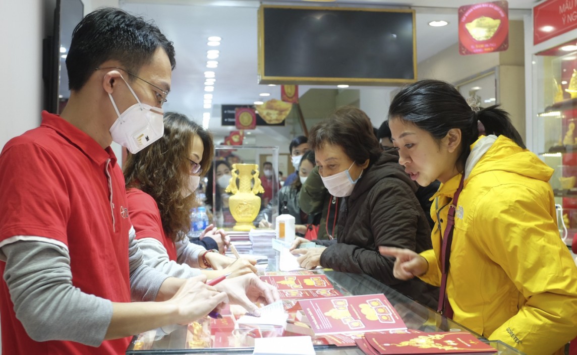Giá vàng tăng liên tục lập nhiều kỷ lục mới, chuyên gia khuyến cáo nhà đầu tư Giá vàng tăng liên tục lập nhiều kỷ lục mới, chuyên gia khuyến cáo nhà đầu tư
