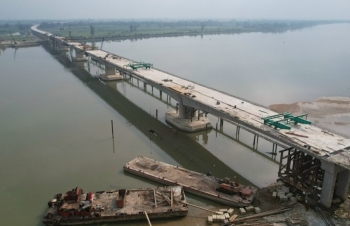 Cầu đường bộ vượt sông dài nhất cao tốc Bắc – Nam chuẩn bị hợp long