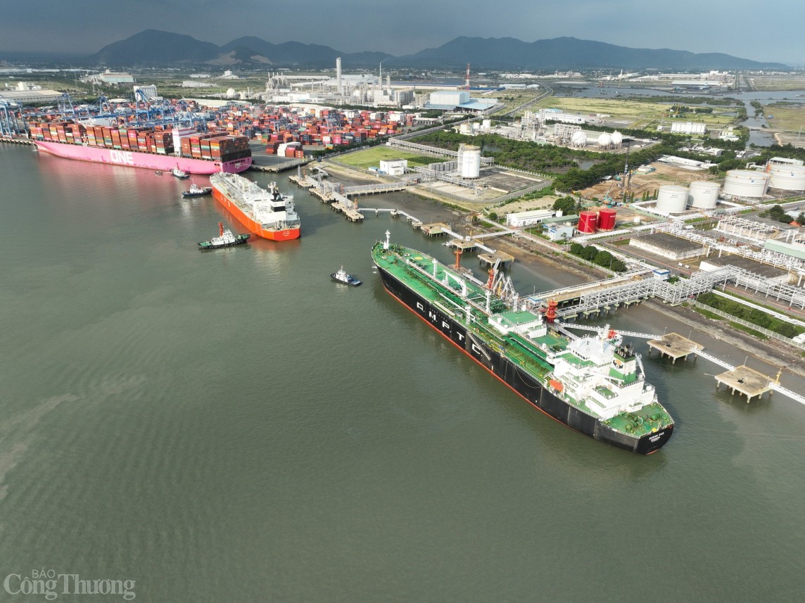 Khi cập thành công vào cầu cảng, LNG từ tàu Maran Gas Aschilles được bơm vào bồn chứa LNG (dạng full containment) dung tích 180.000 m3 thông qua hai cần nạp có kích thước DN500 và hệ thống đường ống nhập có kích thước DN900, đường tuần hoàn DN80.