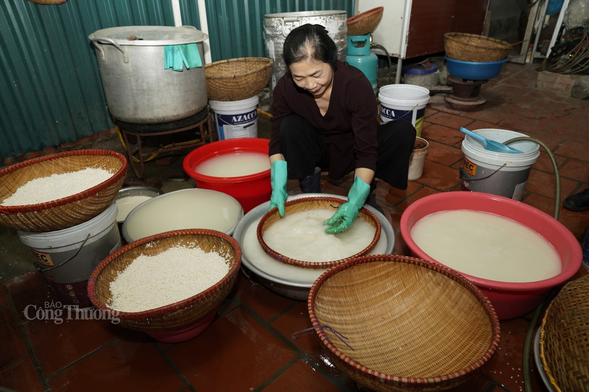 Bà Nguyễn Thị Tuyến thường phải thức từ 2h – 3h sáng để kịp đãi gạo, thổi xôi và chuẩn bị các công việc khác Bà Nguyễn Thị Tuyến thường phải thức từ 2h – 3h sáng để kịp đãi gạo, thổi xôi và chuẩn bị các công việc khác