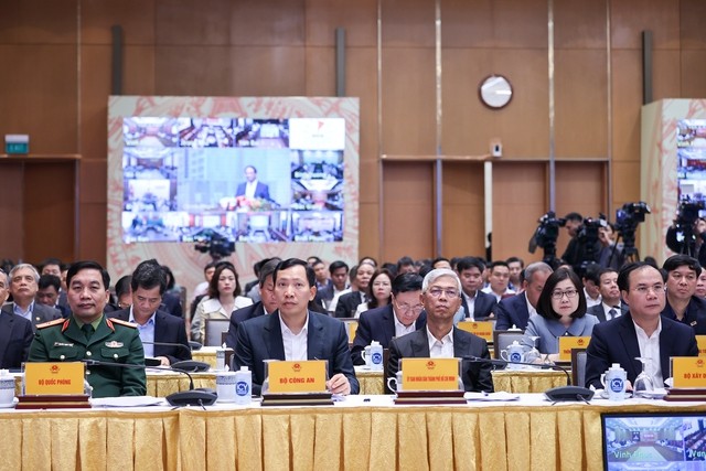 Các đại biểu tham dự tại đầu cầu trụ sở Chính phủ - Ảnh VGP/Nhật Bắc Các đại biểu tham dự tại đầu cầu trụ sở Chính phủ - Ảnh VGP/Nhật Bắc