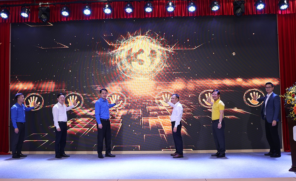 Đoàn thanh niên ra quân tuyên truyền, vận động người dân tham gia bảo hiểm xã hội, bảo hiểm y tế