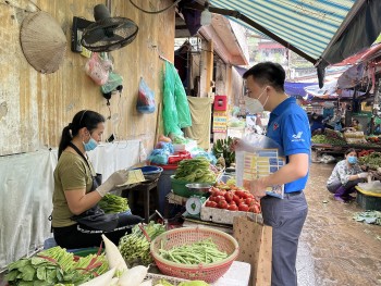 Đoàn thanh niên tuyên truyền, vận động người dân tham gia bảo hiểm xã hội, bảo hiểm y tế