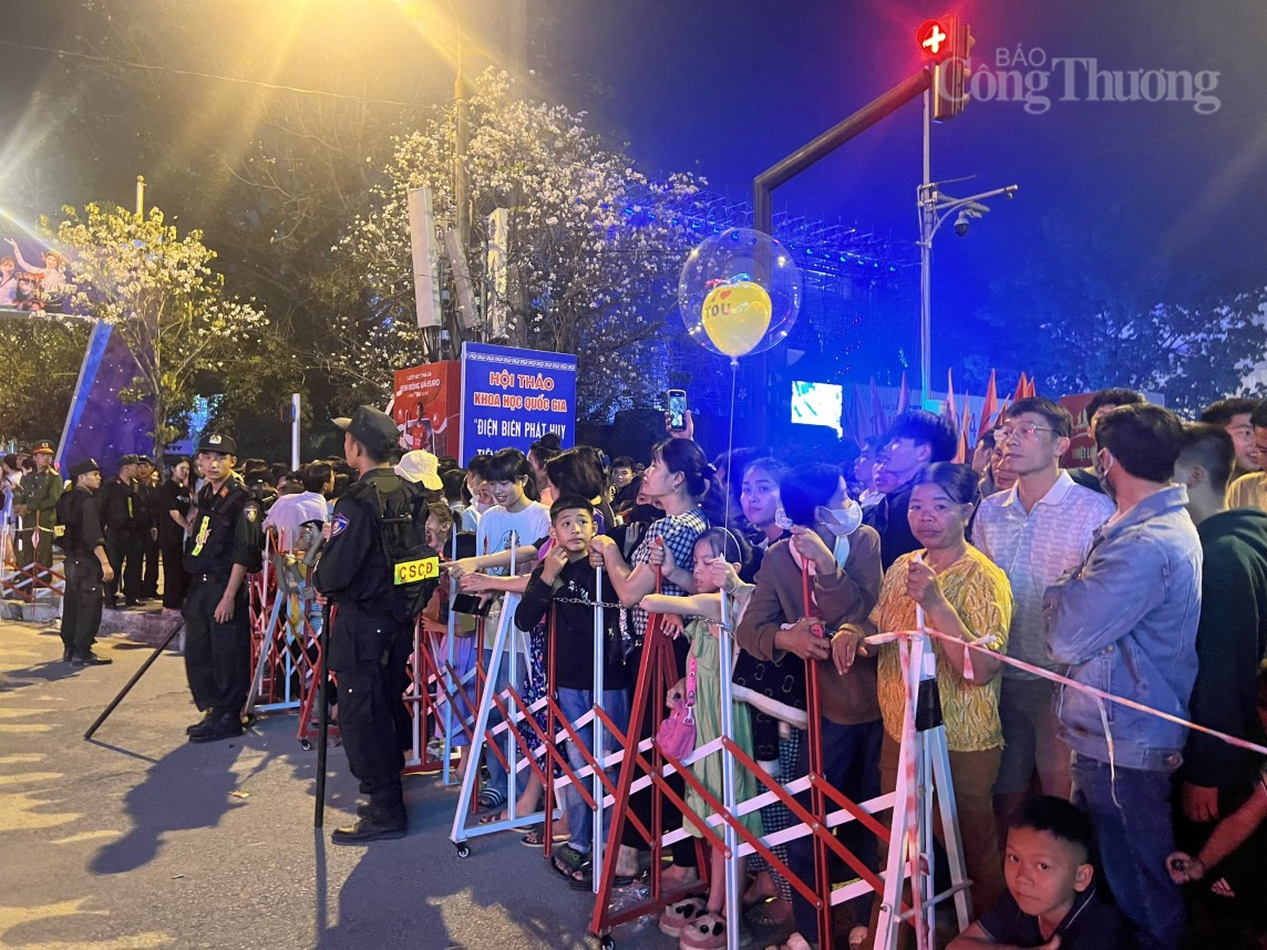 Điện Biên: Người dân nô nức đến lễ khai mạc Năm Du lịch Quốc gia tại Quảng trường 7/5 Điện Biên: Người dân nô nức đến lễ khai mạc Năm Du lịch Quốc gia tại Quảng trường 7/5