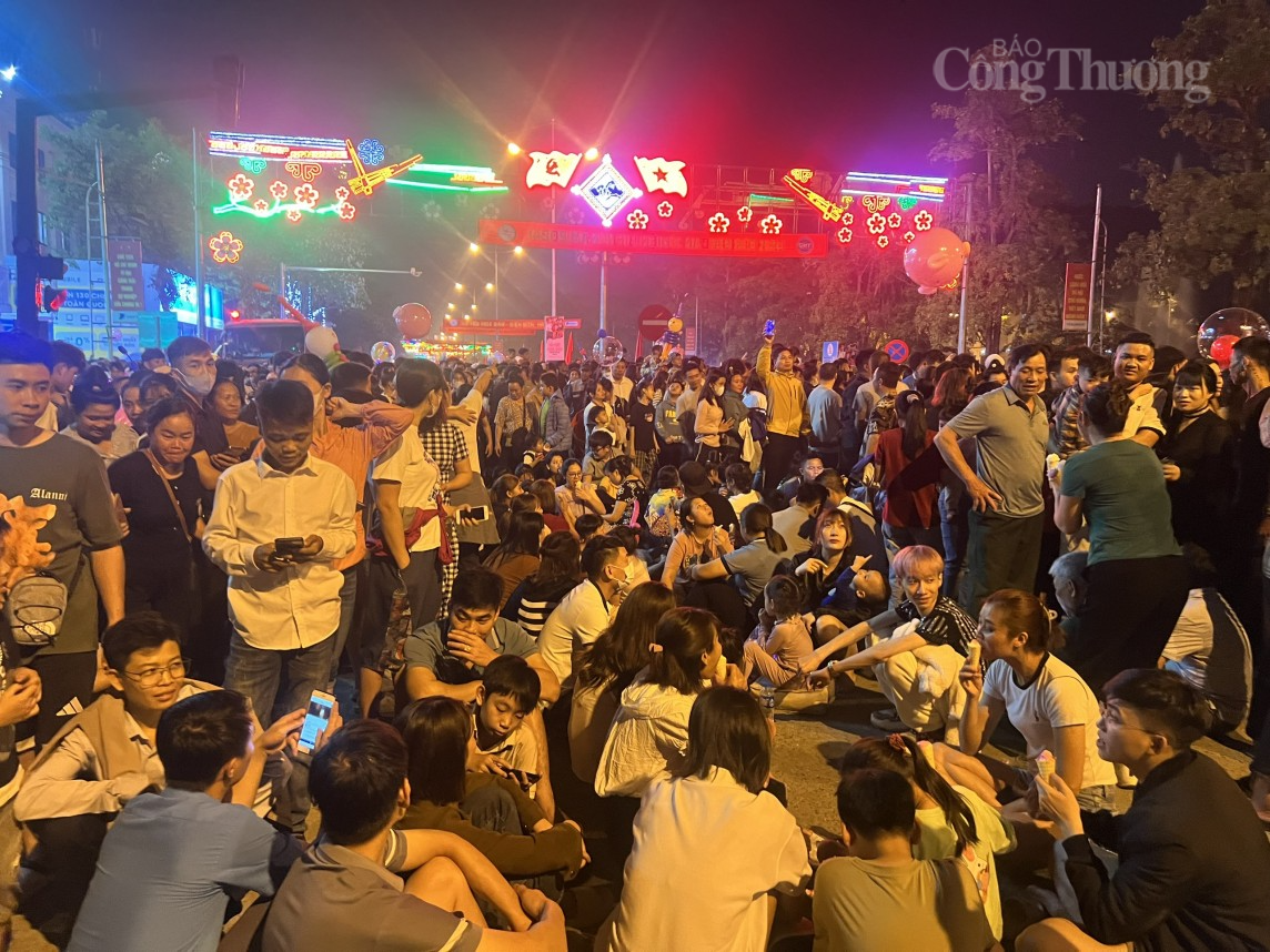 Điện Biên: Người dân nô nức đến lễ khai mạc Năm Du lịch Quốc gia tại Quảng trường 7/5 Điện Biên: Người dân nô nức đến lễ khai mạc Năm Du lịch Quốc gia tại Quảng trường 7/5