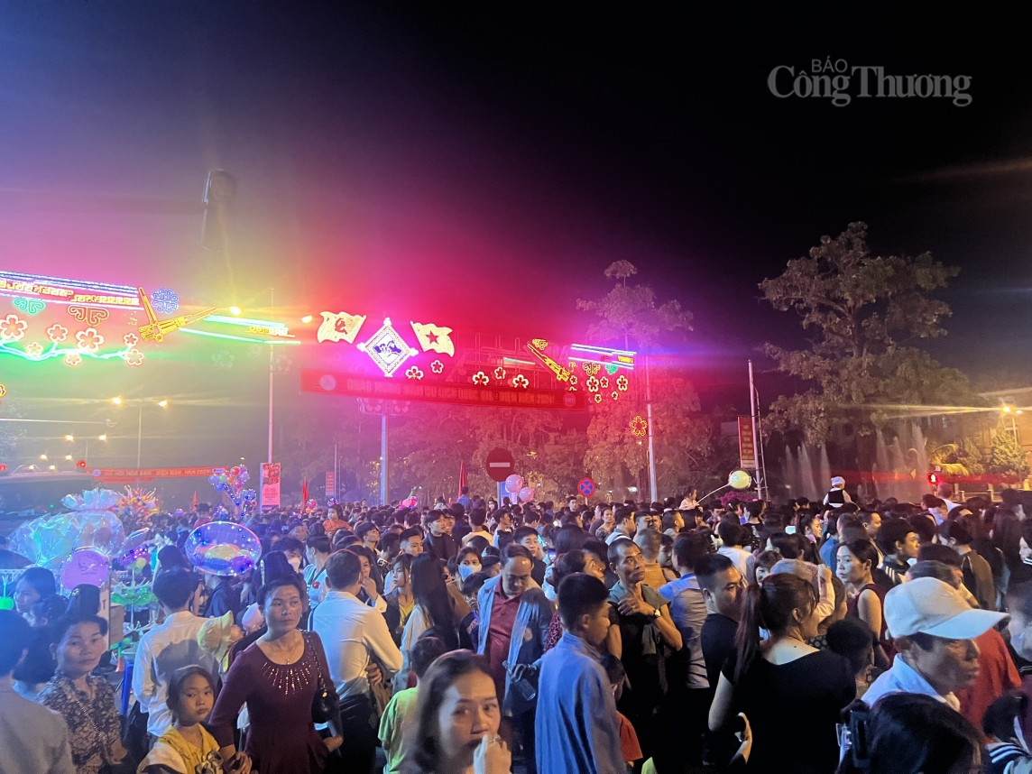 Điện Biên: Người dân nô nức đến lễ khai mạc Năm Du lịch Quốc gia tại Quảng trường 7/5 Điện Biên: Người dân nô nức đến lễ khai mạc Năm Du lịch Quốc gia tại Quảng trường 7/5